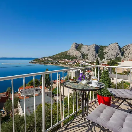 Grosse In Mit Moebliertem Balkon Lägenhet Omiš