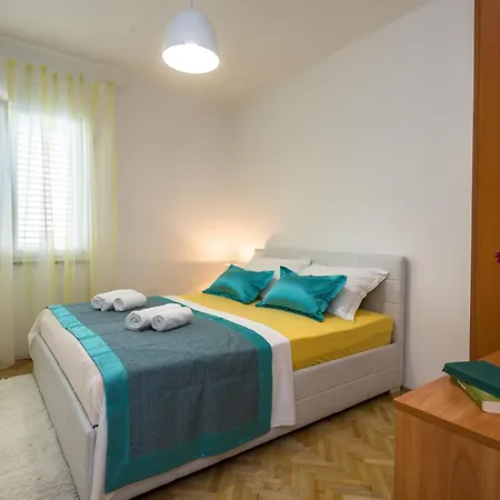 Grosse In Mit Moebliertem Balkon Omiš