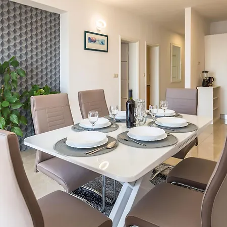 Lägenhet Grosse In Mit Moebliertem Balkon Omiš