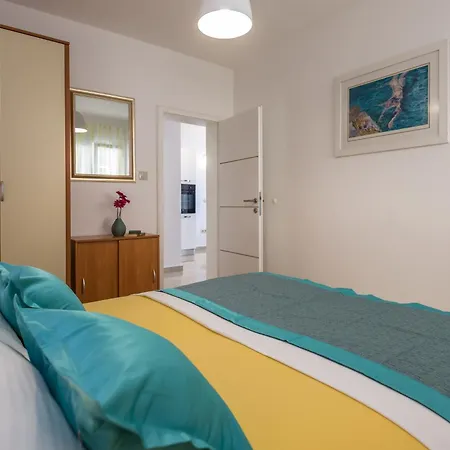 Grosse In Mit Moebliertem Balkon * Omiš