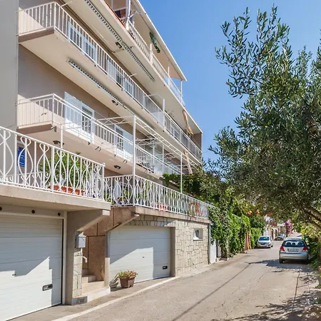 Apartment Grosse In Mit Moebliertem Balkon Omis