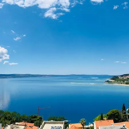 Grosse In Mit Moebliertem Balkon Omis