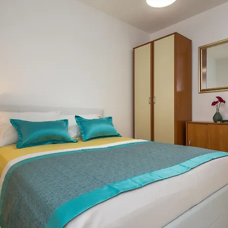 Apartment Grosse In Mit Moebliertem Balkon Omis