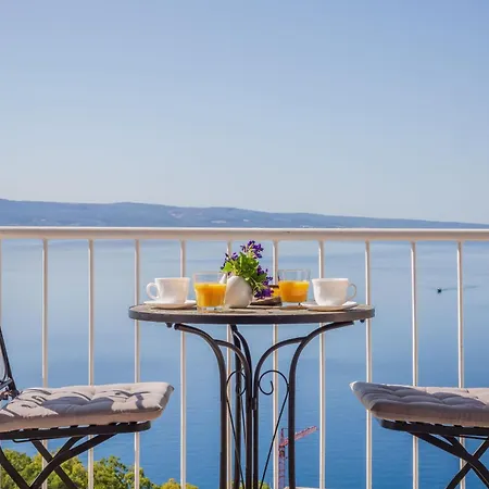 Grosse In Mit Moebliertem Balkon