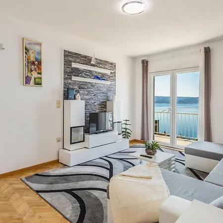 Apartment Grosse In Mit Moebliertem Balkon Omis