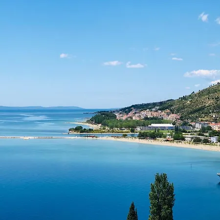 Grosse In Mit Moebliertem Balkon Omis