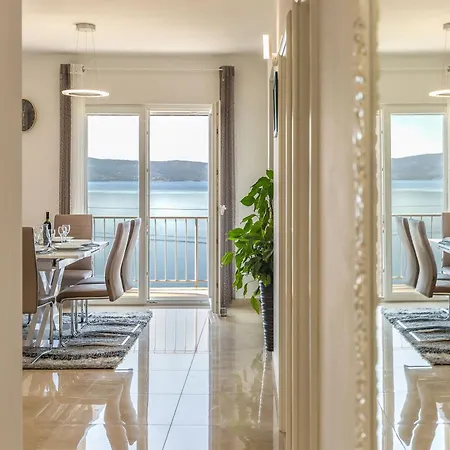 Apartment Grosse In Mit Moebliertem Balkon