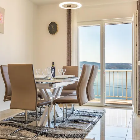 Grosse In Mit Moebliertem Balkon Apartament *