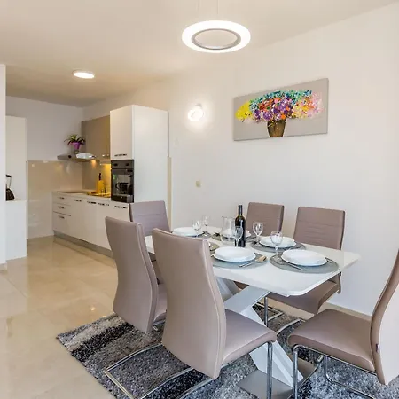 Grosse In Mit Moebliertem Balkon Apartament