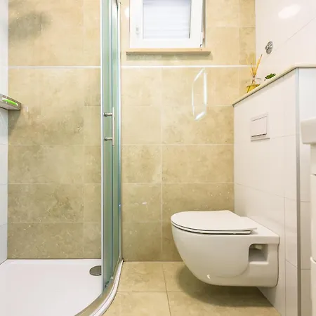 Apartament Grosse In Mit Moebliertem Balkon