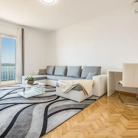 Grosse In Mit Moebliertem Balkon * Омиш
