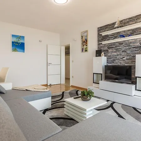 Apartament Grosse In Mit Moebliertem Balkon
