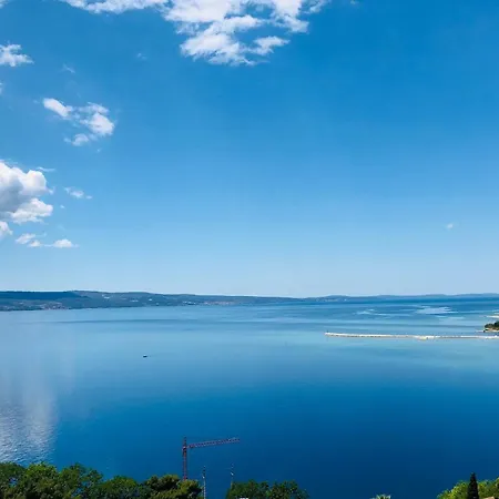 Grosse In Mit Moebliertem Balkon Apartament Omiš