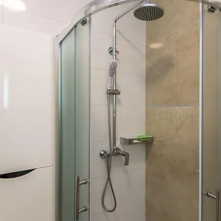 Grosse In Mit Moebliertem Balkon * Omiš
