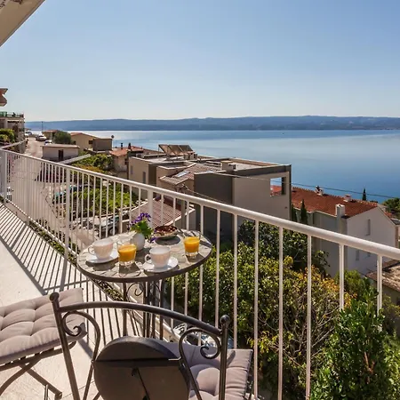 Grosse In Mit Moebliertem Balkon Omiš